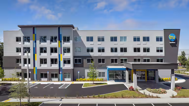 Exterior view of Tru by Hilton Jacksonville West I 295 hotel